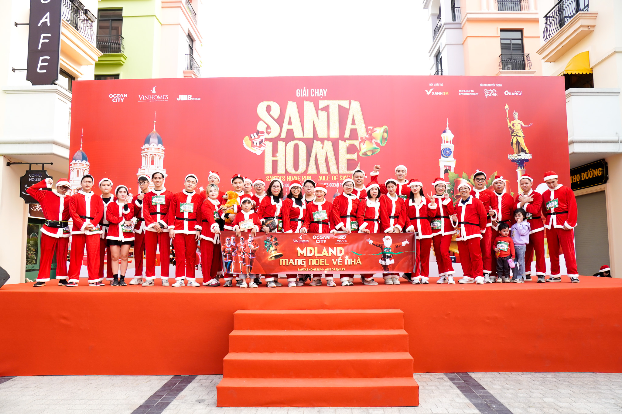 Chiến binh MDLand Việt Nam hào hứng về đích tại giải chạy Santa Homes 2024