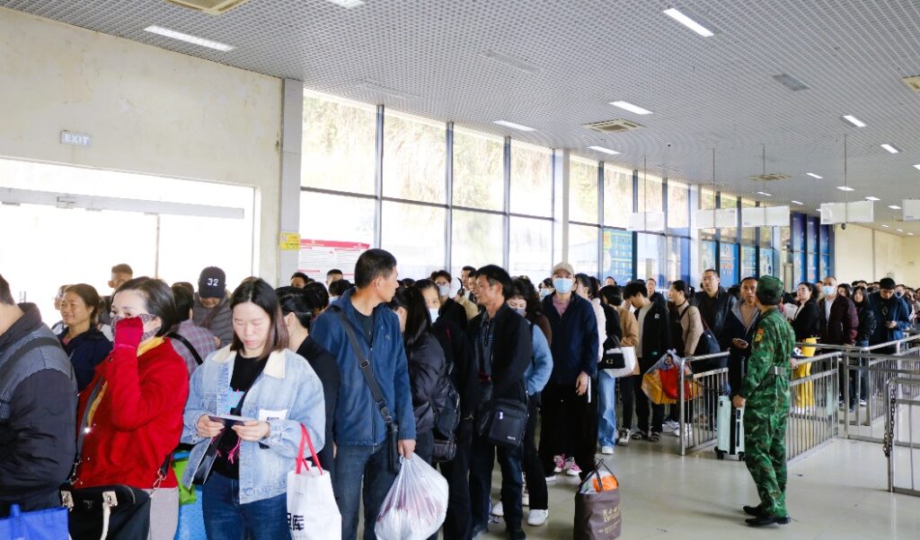 Dòng khách xuất nhập cảnh sôi động tại Móng Cái