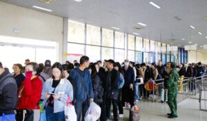Dòng khách xuất nhập cảnh sôi động tại Móng Cái