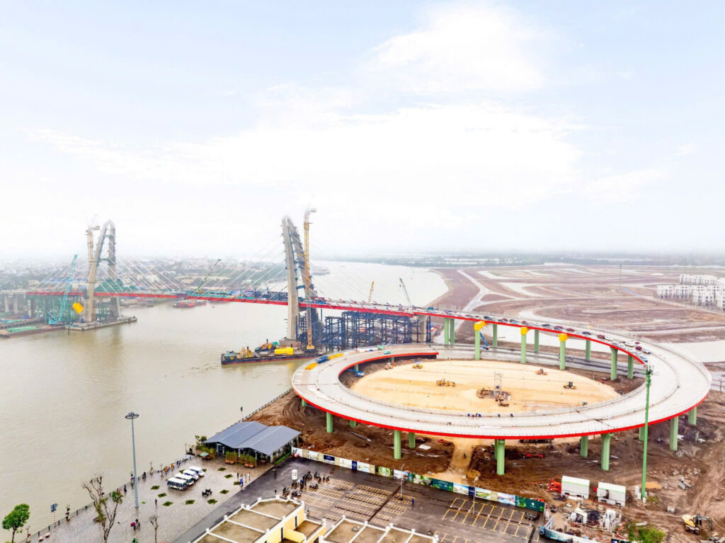 Cầu Hoàng Gia chính thức hợp long