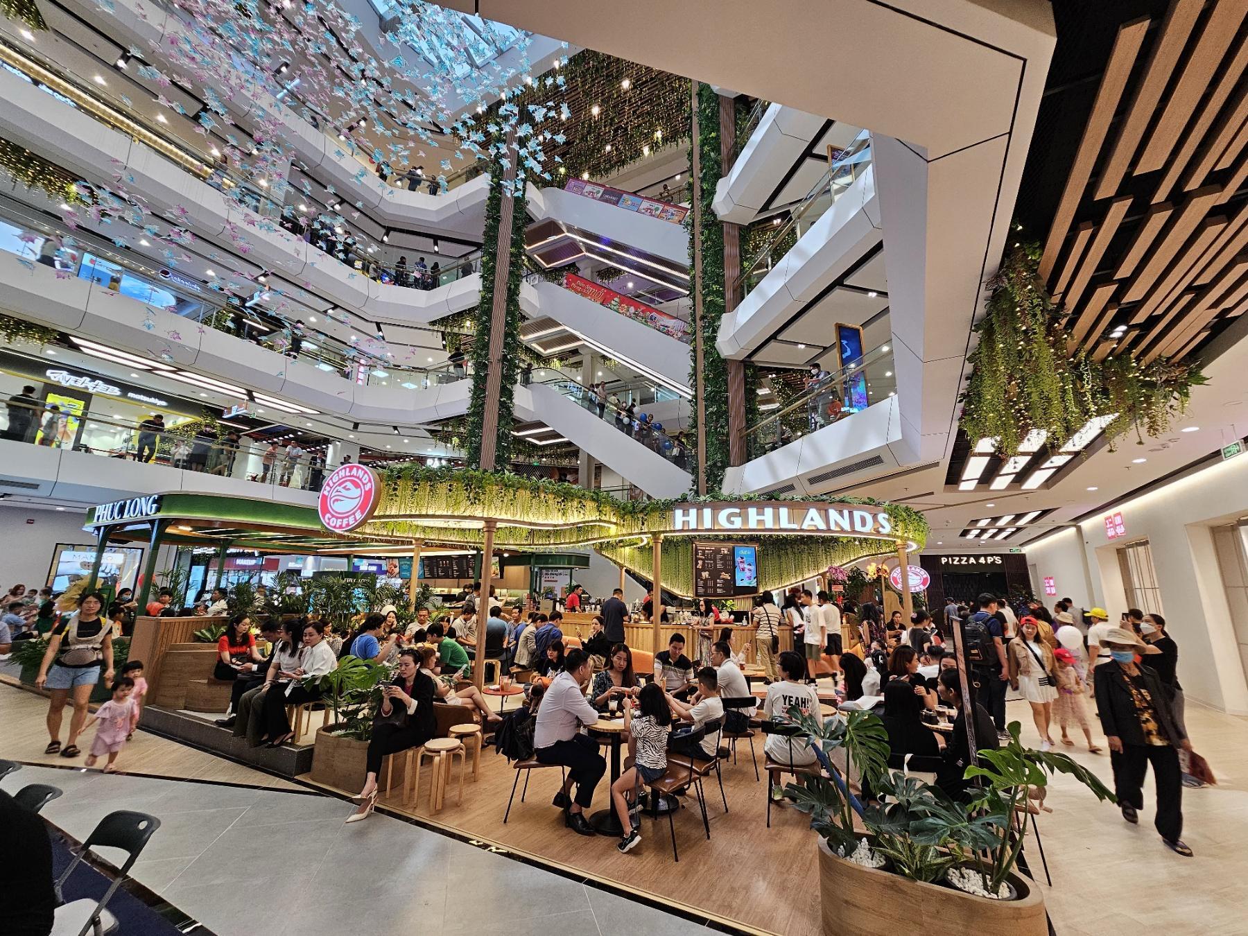 Bên trong TTTM Vincom Mega Mall Grand Park (TP. Thủ Đức 9, TP.HCM)
