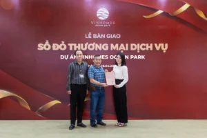 Lễ bàn giao sổ đỏ thương mại dịch vụ Vinhomes Ocean Park với sự tham dự của khách hàng và ngân hàng cho vay vốn.