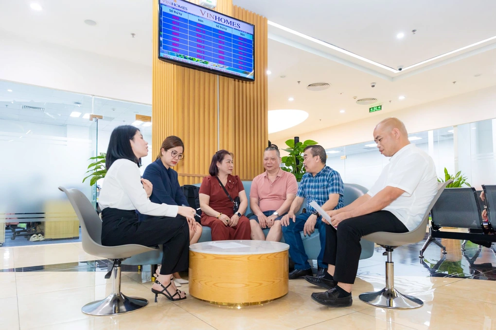 Các chủ sở hữu đã bắt đầu đến sàn giao dịch của Vinhomes để làm thủ tục cấp sổ đỏ và chứng kiến cột mốc quan trọng của dòng sản phẩm thương mại dịch vụ thấp tầng.