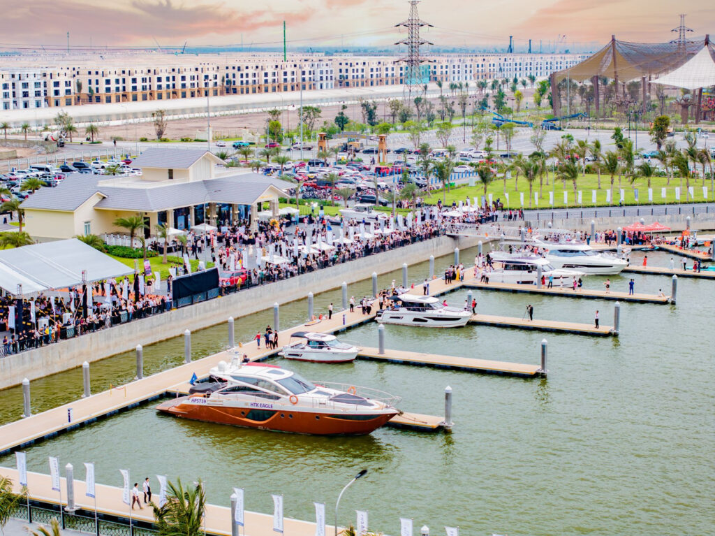 Ngày 10/5/2025, Vinhomes đã khai trương Bến du thuyền Vinhomes Royal Island trên đảo Vũ Yên