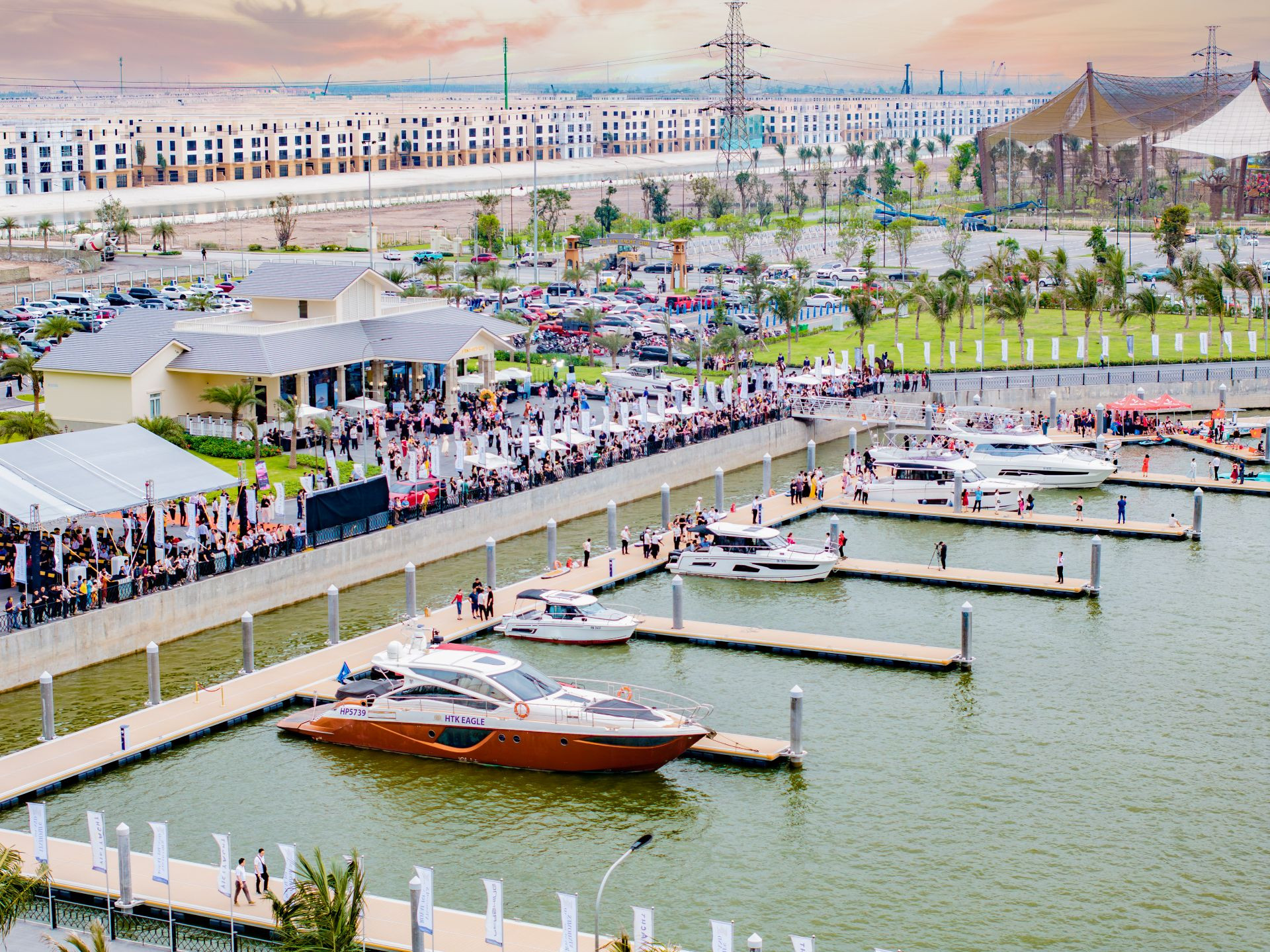 Ngày 10/5/2025, Vinhomes đã khai trương Bến du thuyền Vinhomes Royal Island trên đảo Vũ Yên