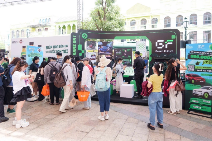 Check-in tại gian hàng của GF, các "Gai con" nhận được những phần quà hấp dẫn.