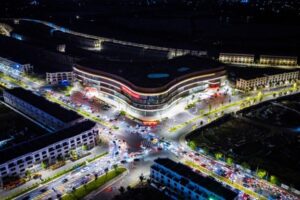 Vincom Mega Mall Royal Island kết nối trực tiếp với cầu Hoàng Gia và đón tiếp lưu lượng khách khổng lồ mỗi ngày
