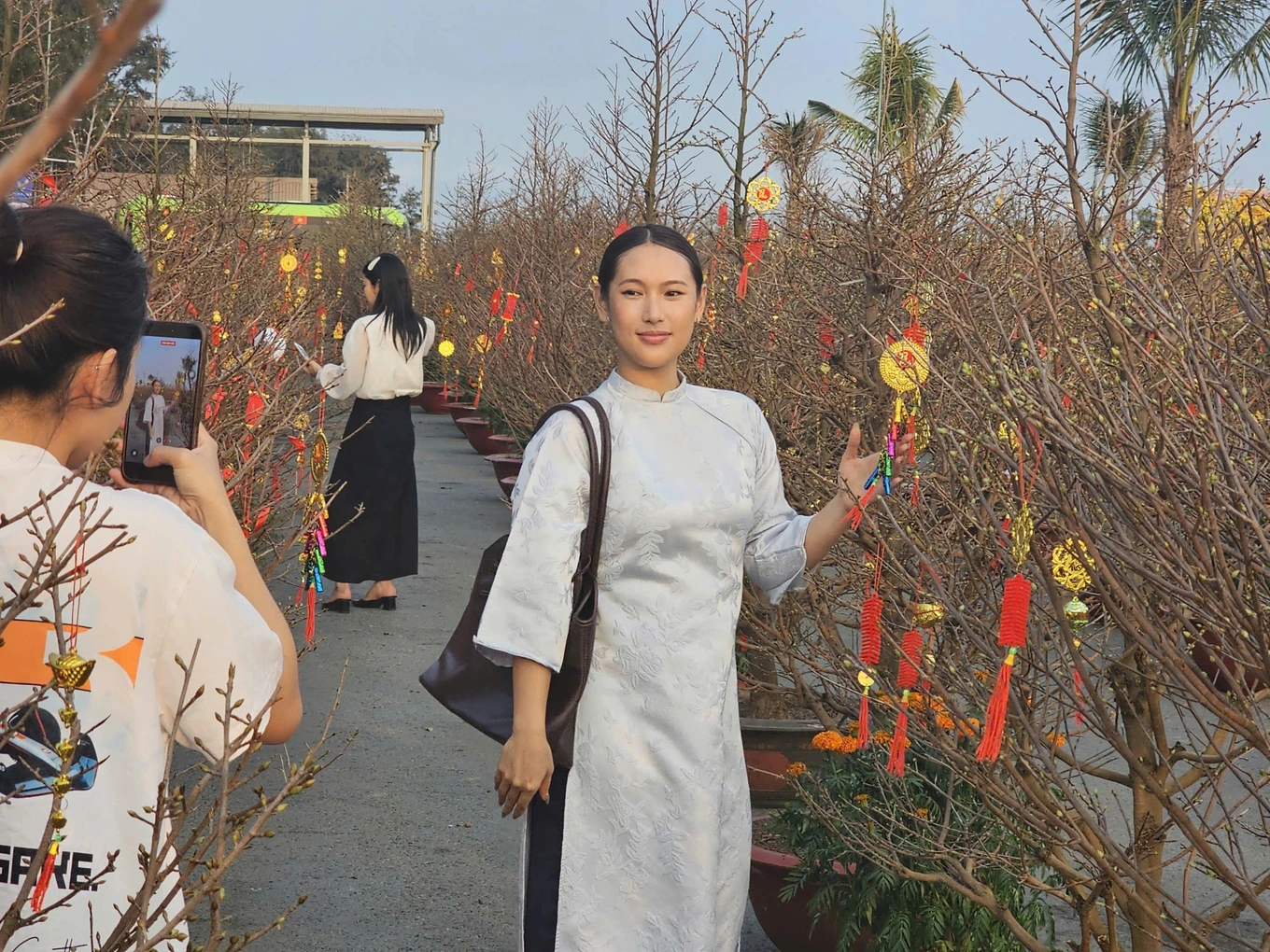 Khách tham quan chụp hình kỷ niệm tại Lễ hội Xuân Cần Giờ 