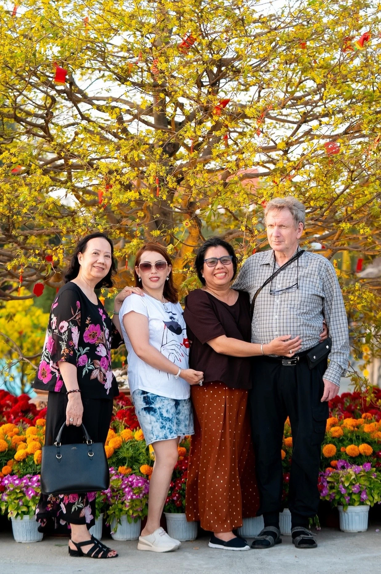 Cung đường hoa khổng lồ và “báu vật trăm tuổi” mai Phú Quý là trong những điểm check-in yêu thích của du khách