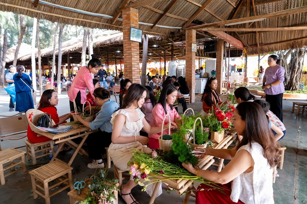 Du khách tham gia workshop cắm hoa tại Lễ hội Xuân Cần Giờ.