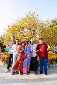 Dịp đầu xuân, bên cạnh chúc Tết họ hàng hay lễ chùa cầu may, nhiều gia đình trẻ chọn trẩy hội bằng một chuyến du xuân