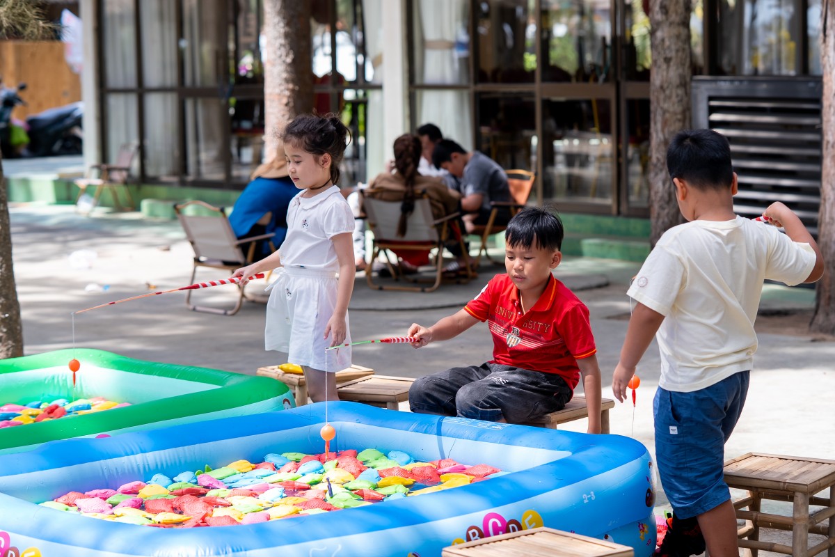 Lễ hội vừa có không gian cho từng lứa tuổi, vừa tạo cơ hội gắn kết gia đình.