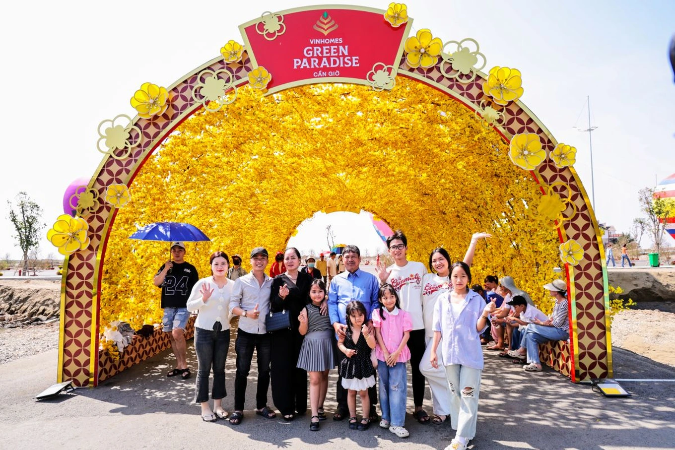 Green Paradise Tet Fesst là điểm đến du xuân yêu thích của nhiều gia đình đa thế hệMột chuyến đi, ba thế hệ cùng vui: Cần Giờ vào top điểm đến hot nhất Tết 2026

"Bà ơi sát vào một chút, mình chụp tấm cả nhà nhé!" - tiếng gọi vang lên giữa đại cảnh xuân, và chỉ vài phút sau, ba thế hệ đã đứng gọn trong một khung hình rực rỡ sắc mai. Khoảnh khắc ấy không hiếm gặp tại Green Paradise Tet Fest, nơi đang ghi nhận lượng khách gia đình tăng mạnh trong những ngày đầu năm.