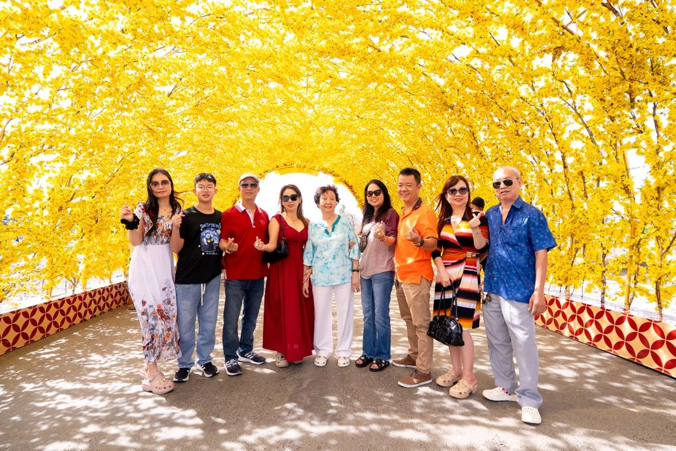 Đông đảo du khách đến du xuân