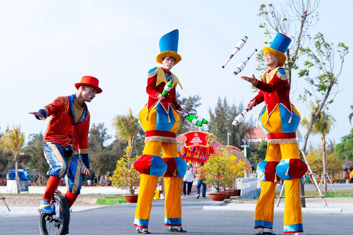 Hội xuân Green Paradise Tet Fest tại Vinhomes Cần Giờ sôi động với trải nghiệm bay khinh khí cầu, 40 gian hàng đặc sản địa phương, đường hoa 600 gốc đào - mai cùng nhiều trò chơi dân gian… đưa Cần Giờ thành điểm đến được yêu thích dịp Tết Bính Ngọ