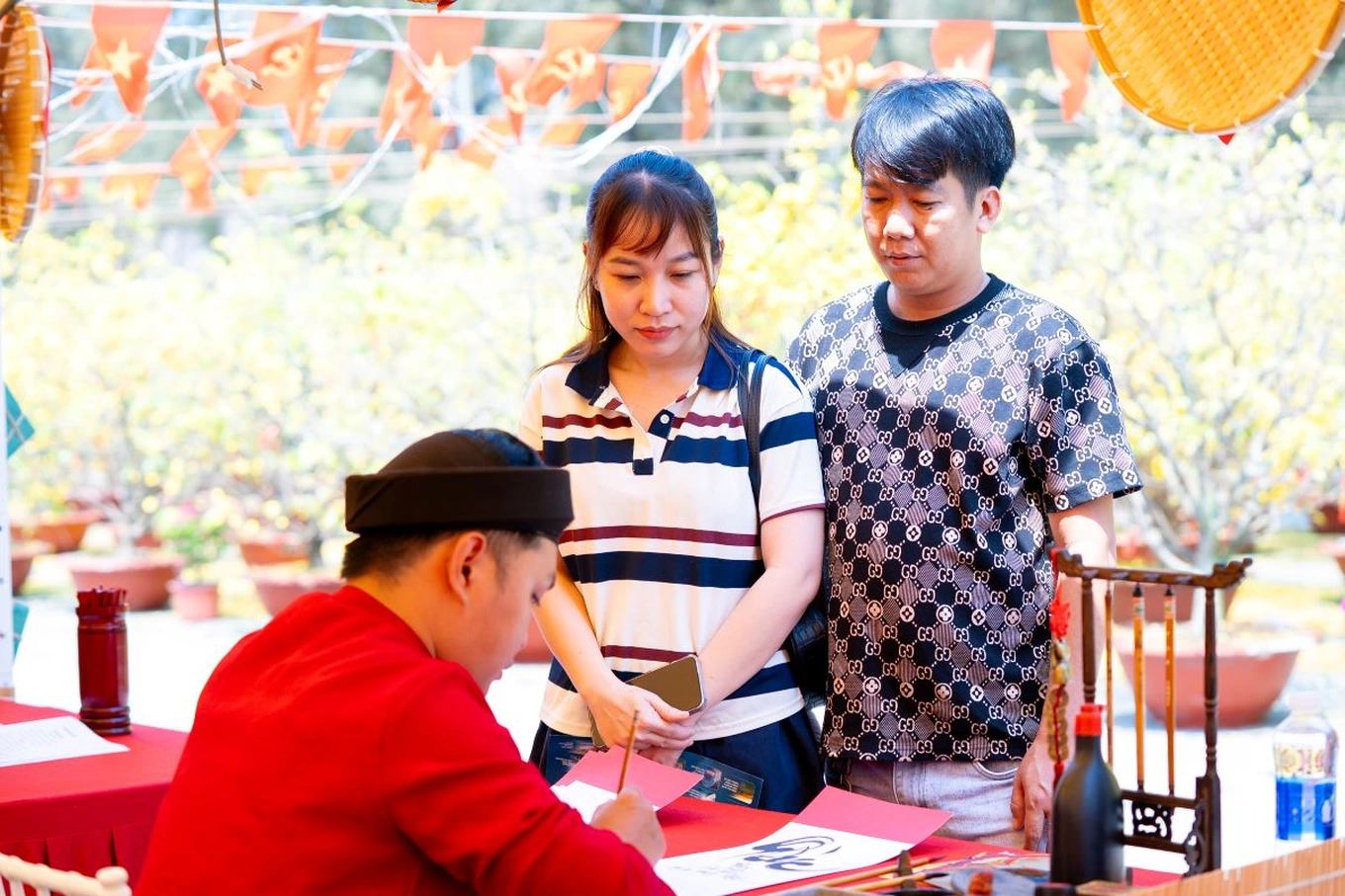 Các trò chơi dân gian, xin chữ ông đồ, gieo quẻ đầu năm thu hút nhiều du khách