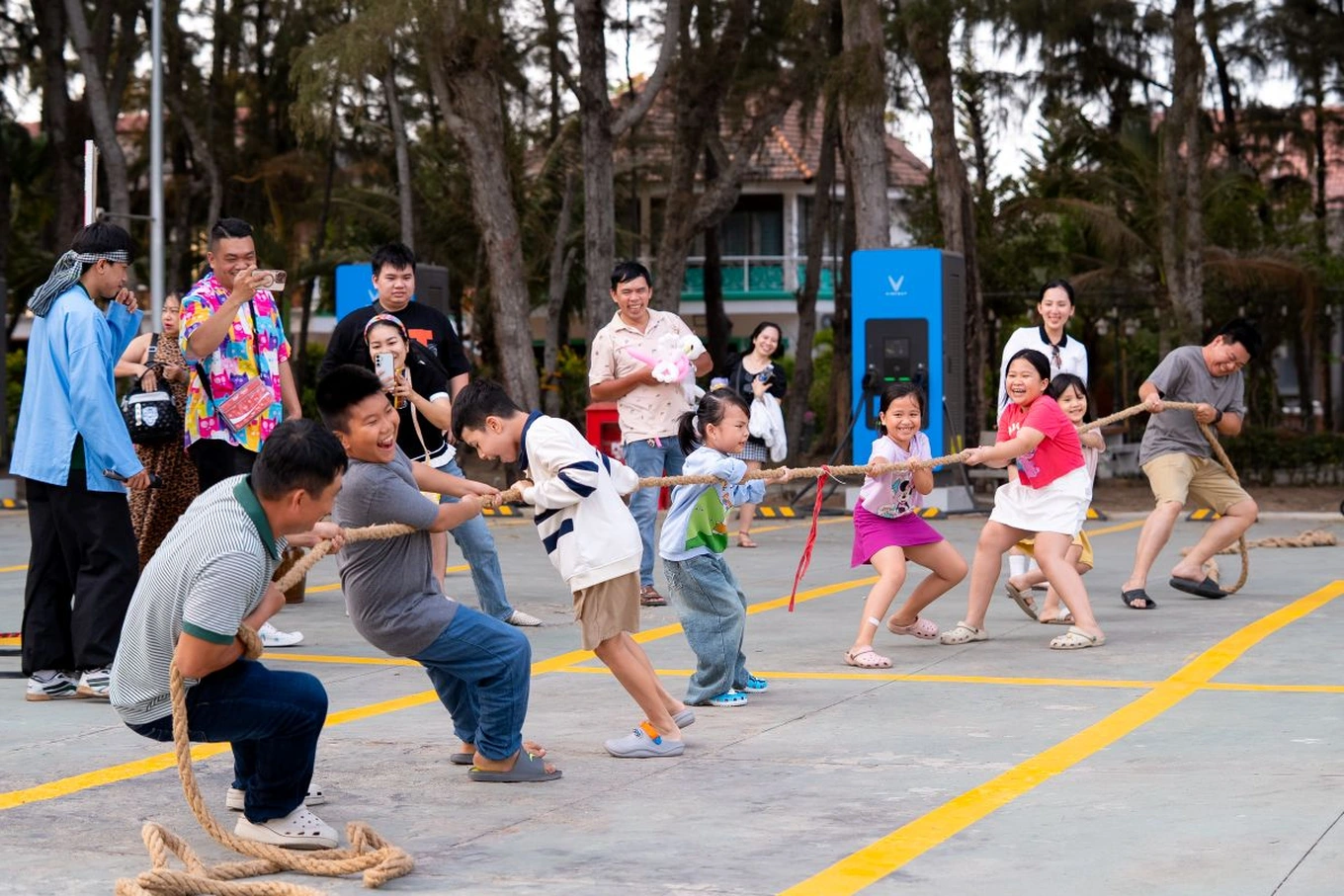 Trò chơi kéo co thu hút các bạn nhỏ tham gia