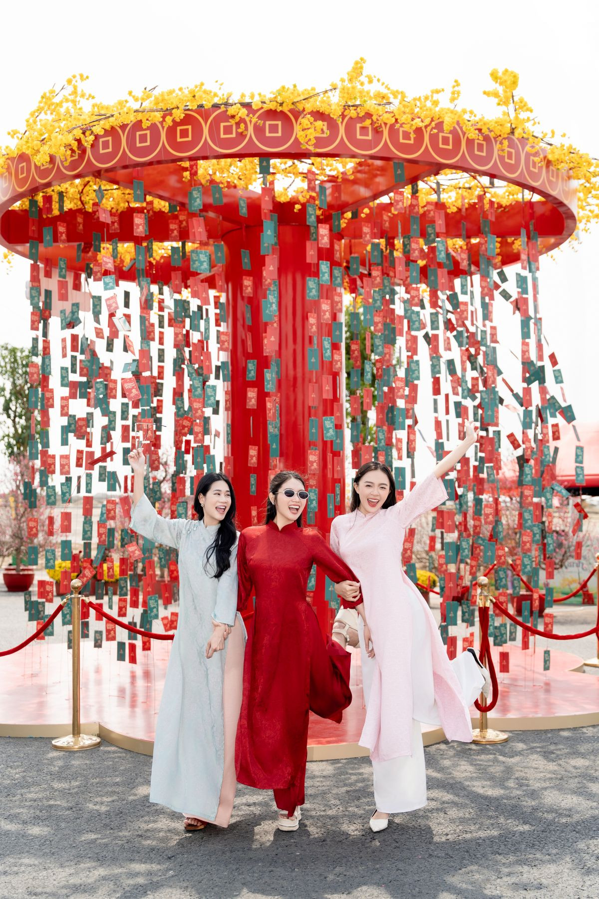 Cây lì xì khổng lồ với 2.026 phong bao đỏ