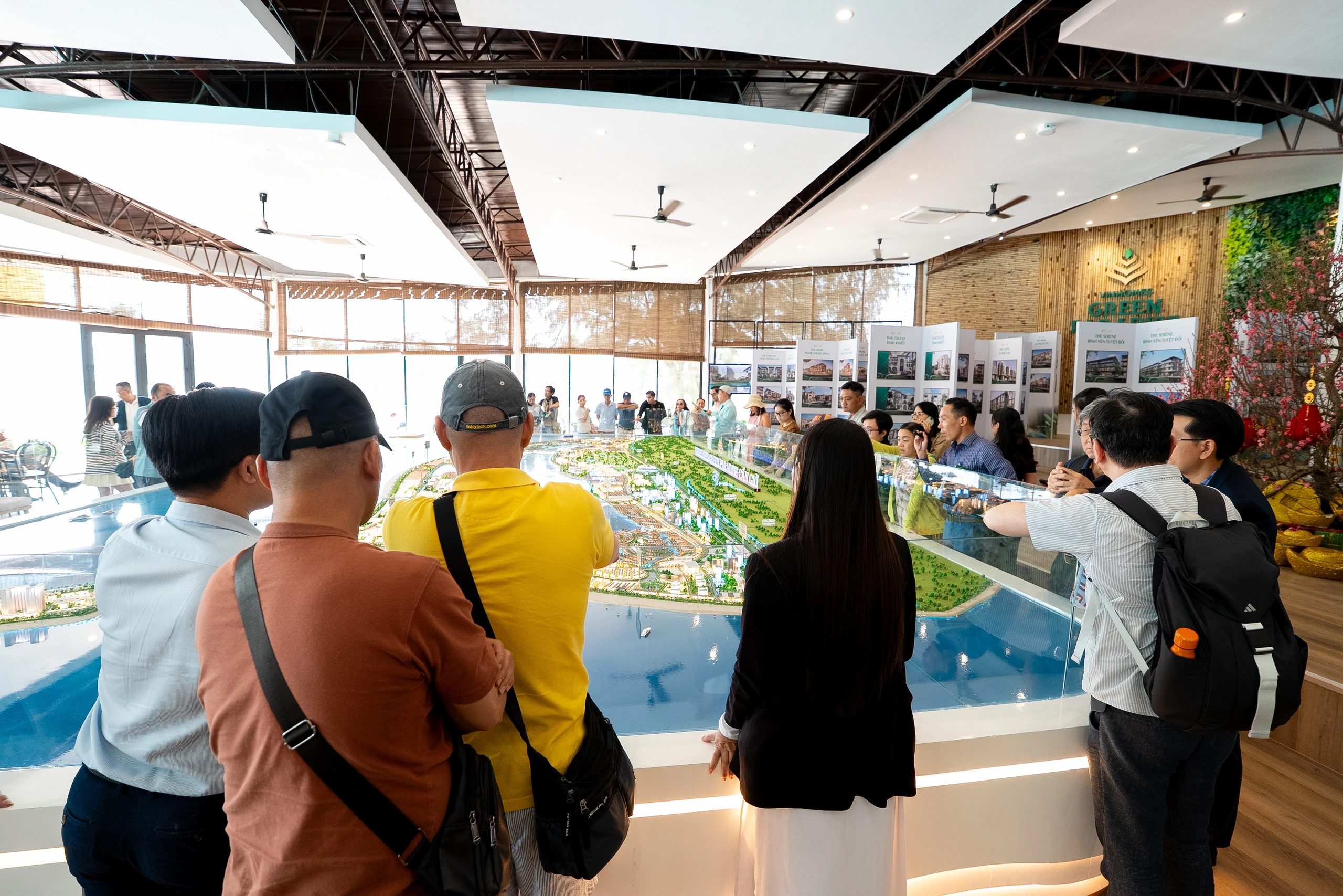 Khách hàng chăm chú theo dõi phần thuyết minh về tổng thể đại dự án, trao đổi trực tiếp với đội ngũ tư vấn tại khu nhà mẫu