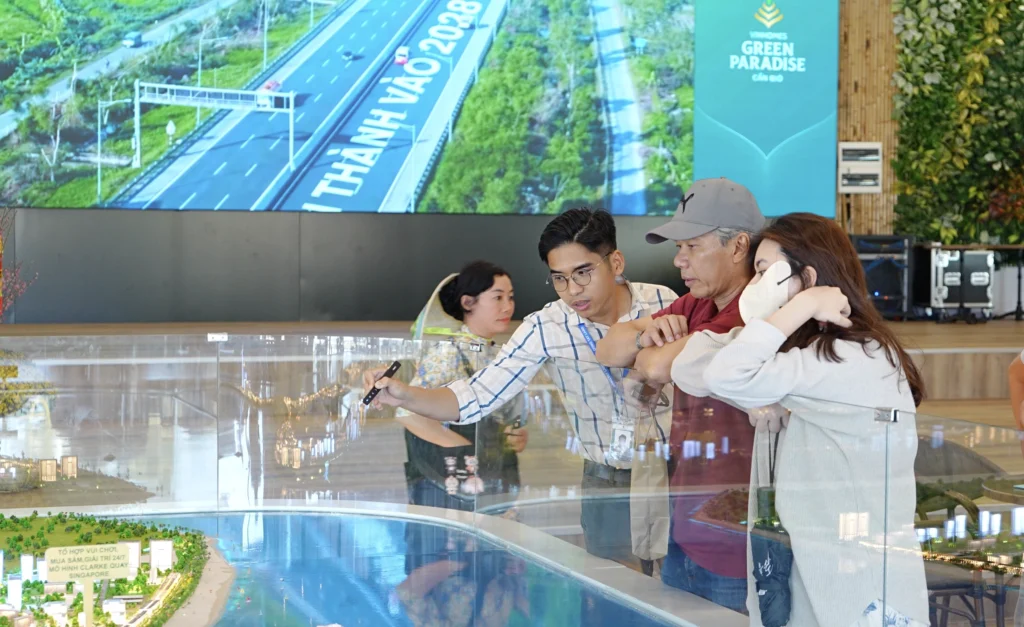 Khách tham quan sa bàn dự án