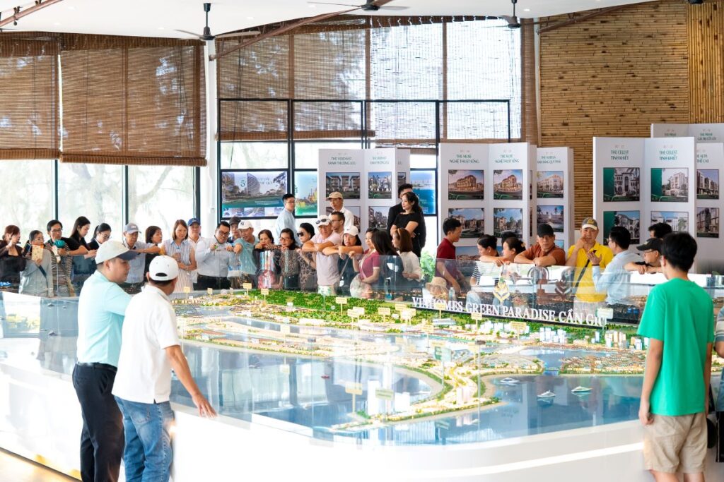 Xuyên suốt dịp Tết, văn phòng bán hàng của Vinhomes Green Paradise luôn tấp nập, nhiều hợp đồng được ký ngay trong những ngày lễ hội