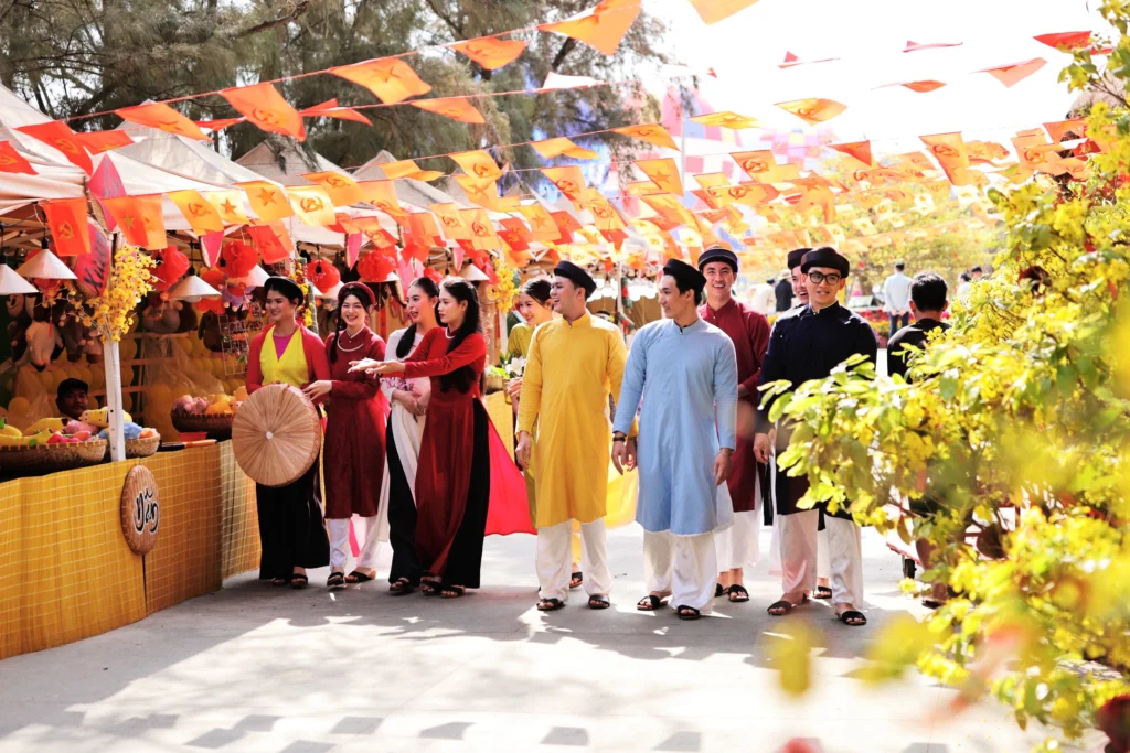 Nhà đầu tư, du khách tham gia hoạt động du xuân và tham quan dự án