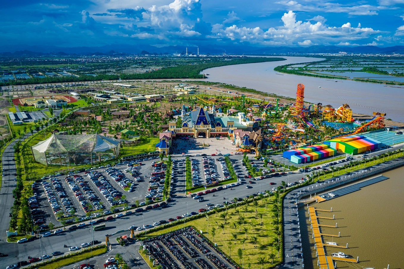 Royal Boulevard nằm trên tuyến kết nối các tiện ích biểu tượng, như Vincom Mega Mall, VinWonders Vũ Yên, sân golf, bến du thuyền... (Ảnh- CĐT).