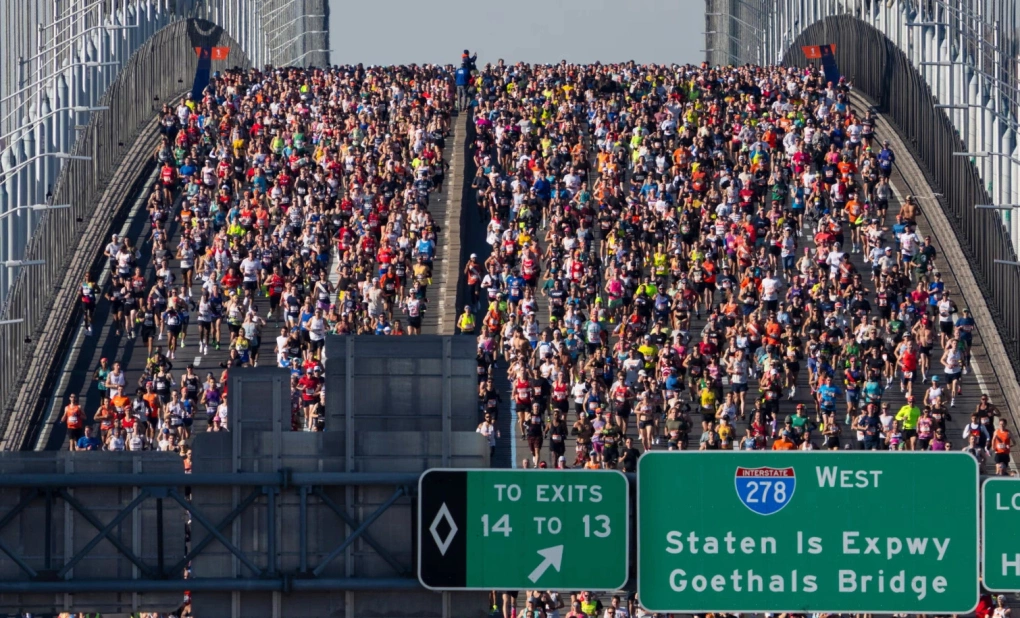 Hàng chục nghìn runner chạy qua cầu Verrazzano-Narrows tại New York.