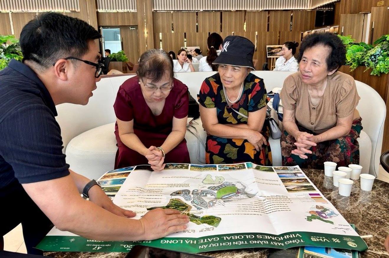 Bà Thức (ngoài cùng bên phải) đến Văn phòng bán hàng tại Hạ Long để tìm hiểu dự án.