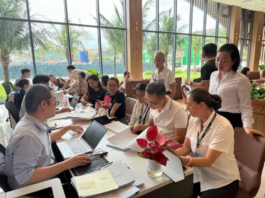 Cộng đồng tri thức hơn 30.000 người tại Làng Đại học mở ra rất nhiều ý tưởng kinh doanh cho những nhà đầu tư như anh Mạnh Hùng (thứ 2 từ bên phải). Ảnh: Vinhomes