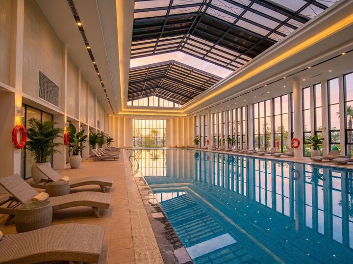 Bể bơi 4 mùa cao cấp đang hoàn thiện những khâu cuối cùng để chuẩn bị khai trương trong tháng 6.