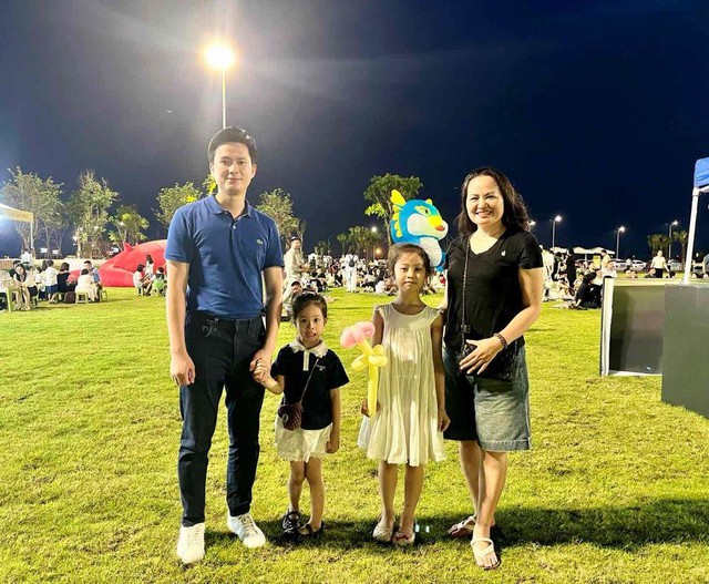 Bà Trần Thị Lan (ngoài cùng bên phải) trong chuyến trải nghiệm tiện ích nội khu cùng con cháu trước ngày nhận bàn giao nhà