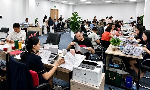 Khách hàng nườm nượp tới ký hợp đồng mua bán tại văn phòng bán hàng Hà Nội.
