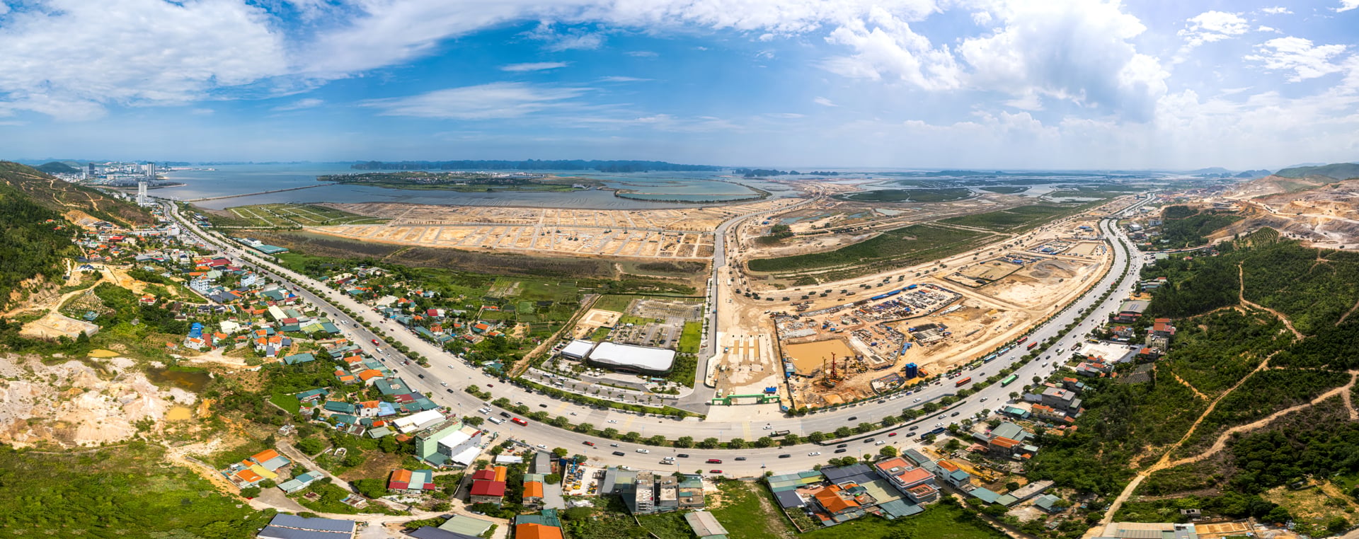 Những hạng mục hạ tầng cốt lõi đã bắt đầu lộ diện rõ nét, từ việc san lấp mặt bằng đồng bộ đến các tuyến đường nội khu đang dần hoàn thiện.