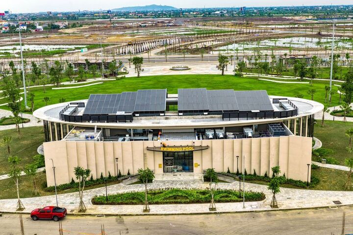 Bể bơi bốn mùa sẽ mang đến cho cư dân tại Vinhomes Golden City đặc quyền nghỉ dưỡng suốt 365 ngày/năm.