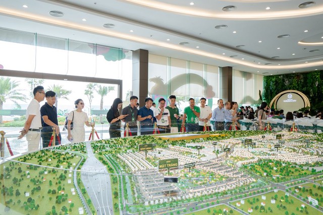Các nhà đầu tư tham quan tìm kiếm cơ hội sở hữu sớm nhà phố đa công năng tại Vinhomes Golden City