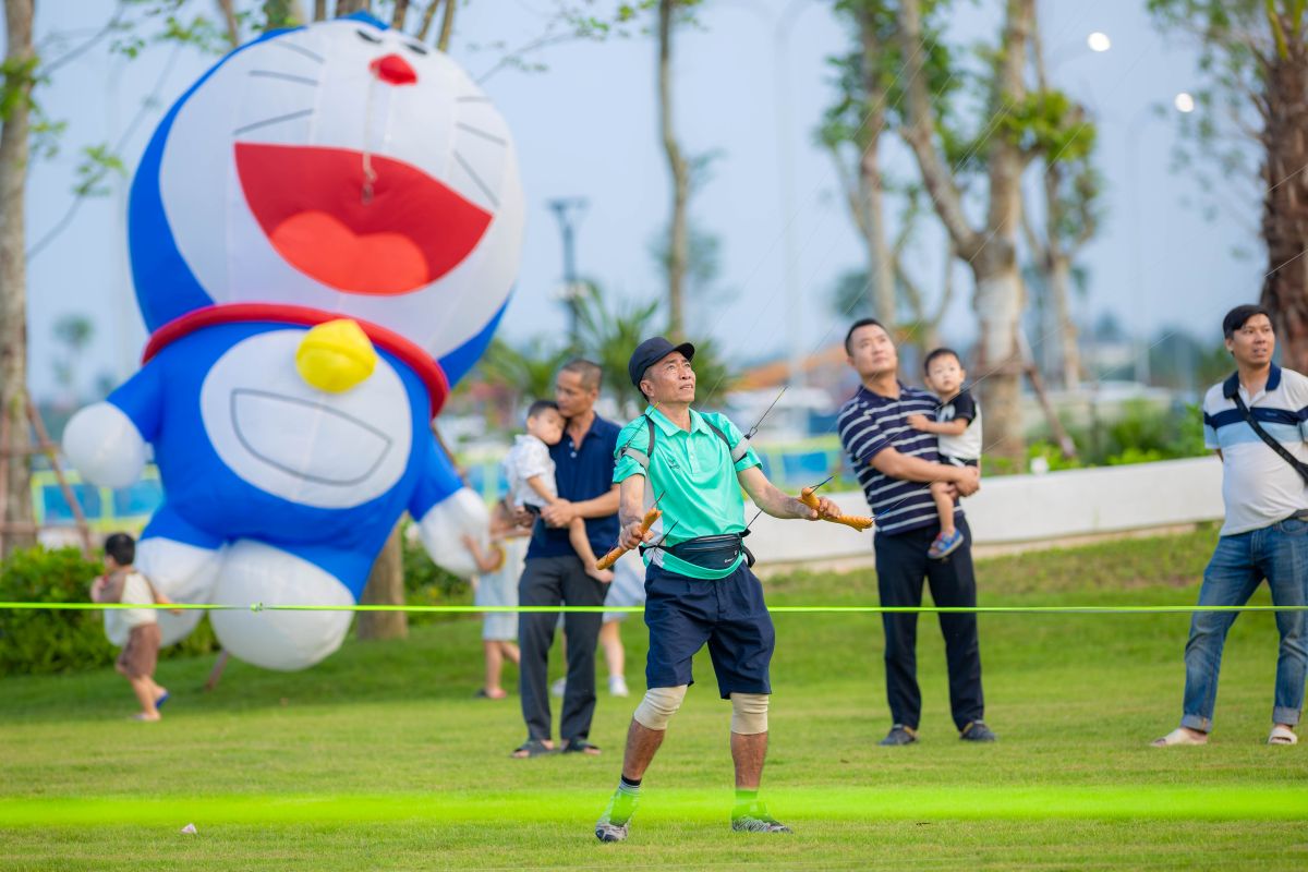 Nghệ nhân Phạm Văn Tâm giao lưu và hướng dẫn các gia đình nghệ thuật thả diều tại công viên Central Forest rộng 5ha