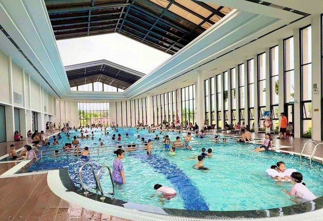 Bể bơi 4 mùa với hệ thống gia nhiệt tự động, vận hành quanh năm