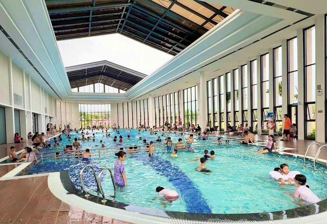 Bể bơi 4 mùa với hệ thống gia nhiệt tự động, vận hành quanh năm